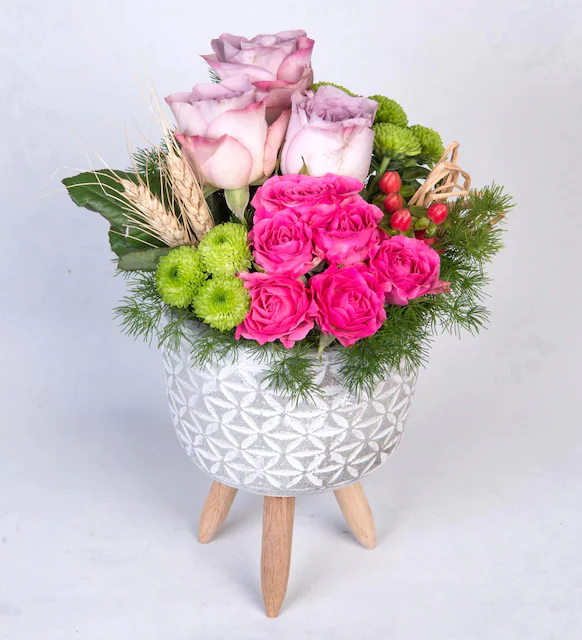 Ayaklı vazoda renkli güller